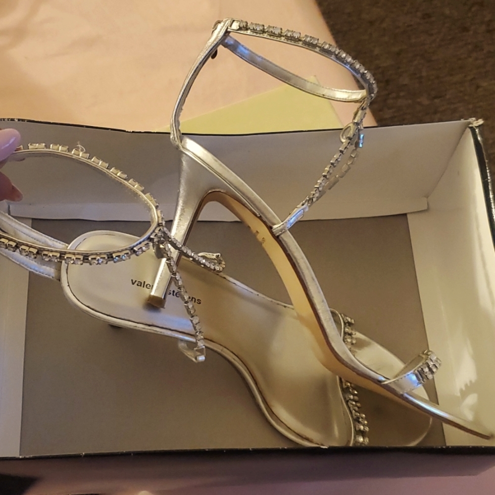 🔥Valerie Stevens silver metallic elegant heels